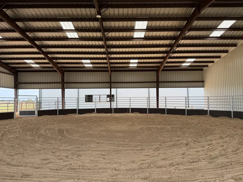 Round pen under the covered, lighted roof
